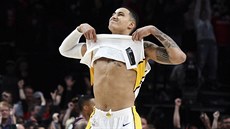 Kyle Kuzma z LA Lakers lituje nepromnné stely v závru zápasu s Portlandem.