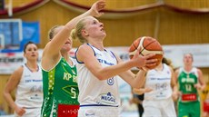 Petra Záplatová (v bílém) z Wasserburgu zakončuje na koš KP Brno, unikla Evě... Petra Záplatová (v bílém) z Wasserburgu zakončuje na koš KP Brno, unikla Evě...
