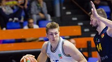 Alex Madsen (vlevo) z USK Praha se snaží obejít Martina Gniadka z Opavy. Alex Madsen (vlevo) z USK Praha se snaží obejít Martina Gniadka z Opavy.