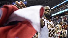 LeBron James z Clevelandu dává jednomu z fanoušků ručník po svém dominantním... LeBron James z Clevelandu dává jednomu z fanoušků ručník po svém dominantním...