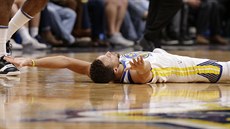 Stephen Curry z Golden State vleže oslavuje trojku s faulem. Stephen Curry z Golden State vleže oslavuje trojku s faulem.