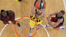 Joey Dorsey (vlevo) a Saša Vezenkov z FC Barcelona sledují smečujícího Jana... Joey Dorsey (vlevo) a Saša Vezenkov z FC Barcelona sledují smečujícího Jana...
