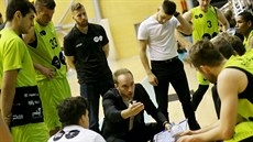 Brněnský trenér Dejan Jakara během oddechového času Brněnský trenér Dejan Jakara během oddechového času