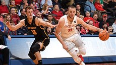 Matěj Svoboda (v bílém) z Daytonu uniká Ryanou Hoyngovi z Ohio Dominican. Matěj Svoboda (v bílém) z Daytonu uniká Ryanou Hoyngovi z Ohio Dominican.