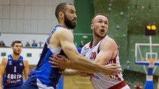 Šimon Puršl (vpravo) ze Svitav a Miloš Pajovič z Kolína v souboji o doskok. Šimon Puršl (vpravo) ze Svitav a Miloš Pajovič z Kolína v souboji o doskok.