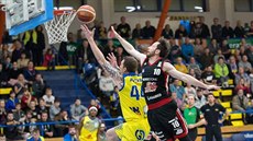 Ladislav Pecka (ve žlutém) z Ústí donáší míč do koše Svitav kolem Bryana... Ladislav Pecka (ve žlutém) z Ústí donáší míč do koše Svitav kolem Bryana...
