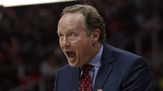 Mike Budenholzer, trenér Atlanty, se neme smíit s výkonem svých hrá.