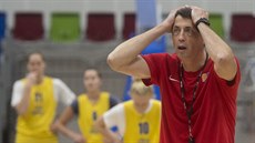 Kouč ženské basketbalové reprezentace Štefan Svitek se chytá za hlavu na jednom... Kouč ženské basketbalové reprezentace Štefan Svitek se chytá za hlavu na jednom...