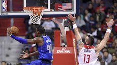 Harrison Barnes z Dallasu obešel Marcina Gortata z Washingtonu. Harrison Barnes z Dallasu obešel Marcina Gortata z Washingtonu.