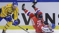 Jonas Ahnelov (vlevo) ze Švédska krotí puk po souboji s českým útočníkem... Jonas Ahnelov (vlevo) ze Švédska krotí puk po souboji s českým útočníkem...