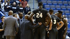 Tacko Fall (24) vyčnívá při poradě basketbalistů Central Florida. Tacko Fall (24) vyčnívá při poradě basketbalistů Central Florida.