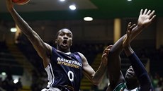 Nymburský křídelník Kendrick Ray (vlevo) ční nad Hamadym N'Diayem z Avellina. Nymburský křídelník Kendrick Ray (vlevo) ční nad Hamadym N'Diayem z Avellina.