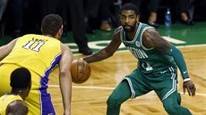 Kyrie Irving z Bostonu dribluje před Brookem Lopezem z LA Lakers. Kyrie Irving z Bostonu dribluje před Brookem Lopezem z LA Lakers.