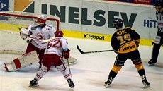 Litvínovský Viktor Hübl (vpravo) překonává třineckého brankáře Šimona Hrubce. Litvínovský Viktor Hübl (vpravo) překonává třineckého brankáře Šimona Hrubce.