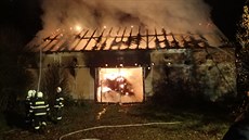 Ve středu večer začala v obci Semněvice hořet stodola. Hasiči s plameny... Ve středu večer začala v obci Semněvice hořet stodola. Hasiči s plameny...