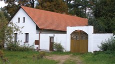 Dramaturgyně a herečka Libuše Pospíšilová si v 80. letech opravila rozvalinu v... Dramaturgyně a herečka Libuše Pospíšilová si v 80. letech opravila rozvalinu v...
