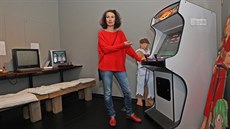Dříve u těchto počítačů, herních konzolí a automatů lidé trávili hodiny času.... Dříve u těchto počítačů, herních konzolí a automatů lidé trávili hodiny času....