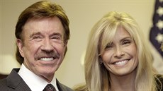 Chuck Norris a jeho manželka Gena (Garland, 2. prosince 2010) Chuck Norris a jeho manželka Gena (Garland, 2. prosince 2010)