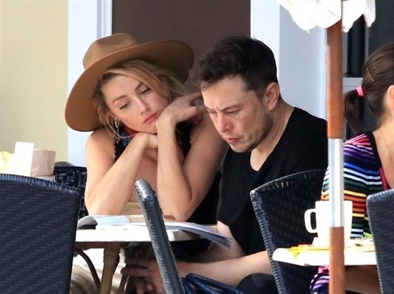Elon Musk a Amber Heardová pi spolené snídani v restauraci Sweet Butter...