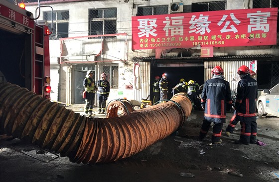 Poár na pedmstí Pekingu zabil 19 lidí (19.11.2017).