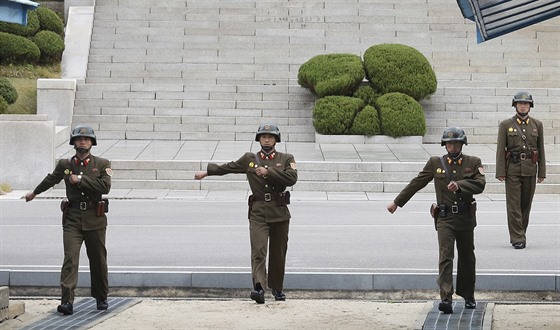 Severokorejtí vojáci ve vesnici Pchanmundom, která leí v hraniním pásmu...