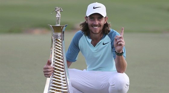 Anglický golfista Tommy Fleetwood pózuje s trofejí pro krále European Tour.