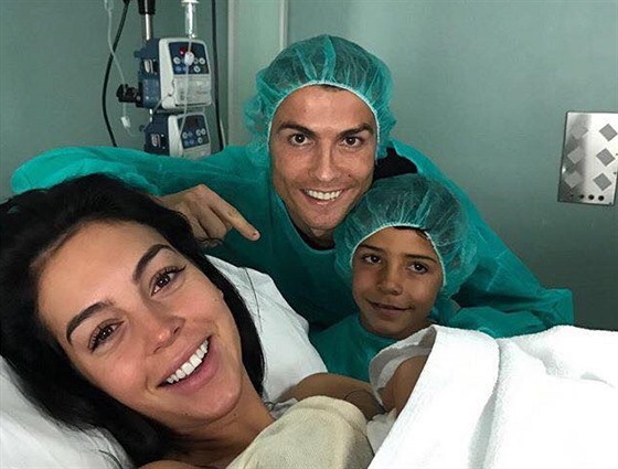 Cristiano Ronaldo, jeho syn Cristiano junior, fotbalistova pítelkyn Georgina...