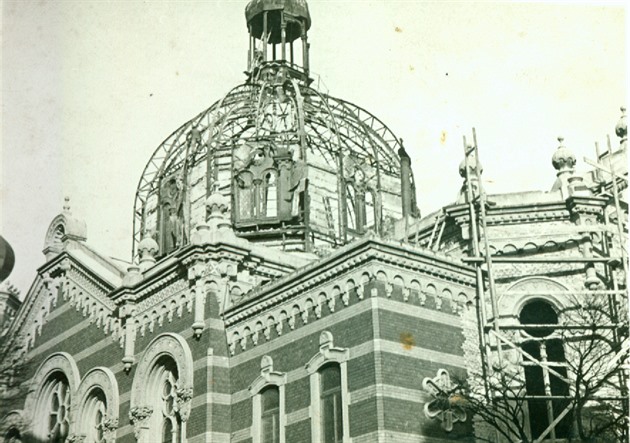 Hlavní kupole olomoucké synagogy po poáru zaloeném místními faisty v noci na...