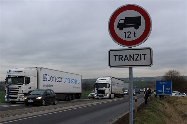 V íanech u Prahy zaal platit zákaz tranzitu kamion. (13.11.2017)