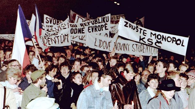 Shromáždění studentů a občanů na Albertově 17. listopadu 1989. Shromáždění studentů a občanů na Albertově 17. listopadu 1989.