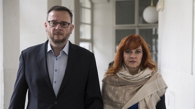 Obžalovanou Nečasovou k soudu jako obvykle doprovodil manžel a bývalý premiér... Obžalovanou Nečasovou k soudu jako obvykle doprovodil manžel a bývalý premiér...