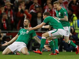 Irsk fotbalista Shane Duffy (vlevo) se raduje se spoluhri z glu v zpase s...