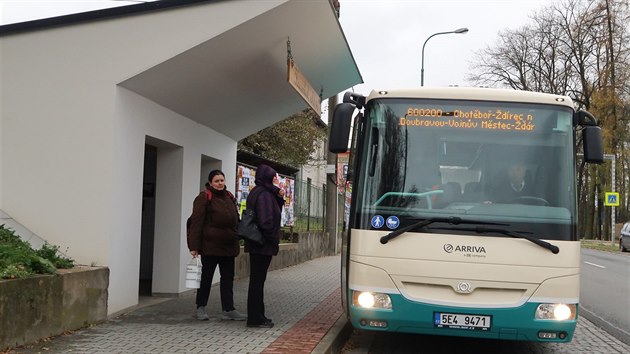 V Krucemburku na Havlkobrodsku maj netradin autobusovou zastvku. Jej interir pipomn prost zazenou obytnou mstnost. Neobvykl projekt Prav vesnick zastvky navrhnul architekt David Ptek.