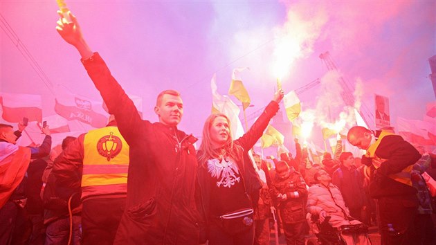 V sobotu vylo do ulic Varavy na 60 tisc lid. Akci organizovali stoupenci krajn pravice (11. listopadu 2017)