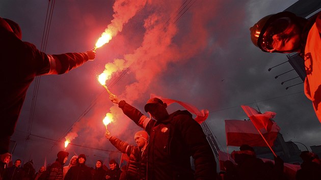 V sobotu vylo do ulic Varavy na 60 tisc lid. Akci organizovali stoupenci krajn pravice (11. listopadu 2017)