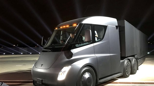 Prototyp elektrickho tahae Tesla Semi na prezentaci v Hawthorne