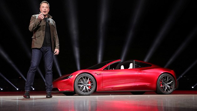 Elon Musk, f automobilky Tesla, pedstavuje nov elektrick roadster