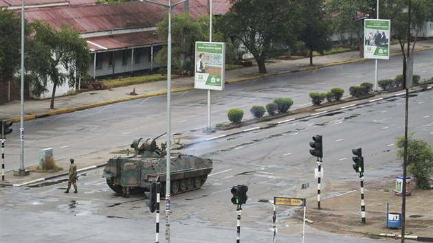 Zimbabwsk armda v centru hlavnho msta Harare zablokovala pstup do vldnch ad, parlamentu a soudnch budov (15. listopadu 2017).