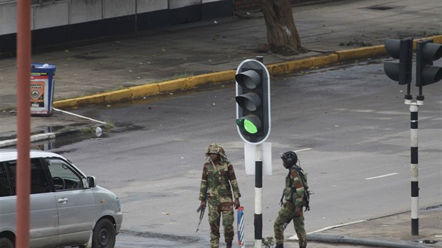Zimbabwsk armda v centru hlavnho msta Harare zablokovala pstup do vldnch ad, parlamentu a soudnch budov (15. listopadu 2017).