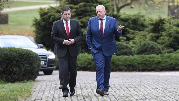 Mstopedsedov SSD Jan Hamek a Milan Chovanec v Lnech po schzce s prezidentem Miloem Zemanem. (13. listopadu 2017)
