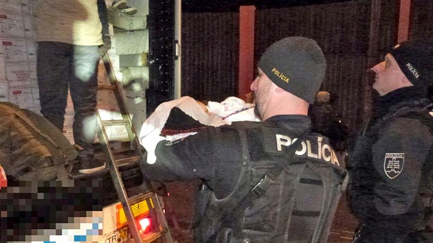 Slovent policist zadreli u iliny 78 migrant schovanch ve dvou kamionech mcch do Nmecka. (14. listopadu 2017)