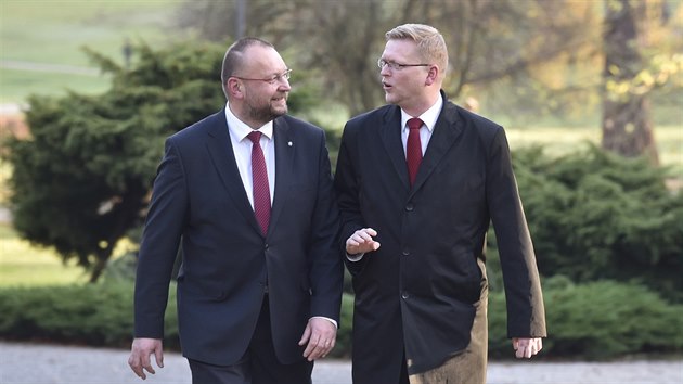 Pedseda KDU-SL Pavel Blobrdek a pedseda lidoveckho poslaneckho klubu Jan Bartoek po jednn s prezidentem Miloem Zemanem v Lnech. (17. listopadu 2017)