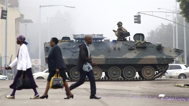 Vojci hldaj v zimbabwsk metropoli Harare pot, co v zemi pevzali moc. (15. listopadu 2017)