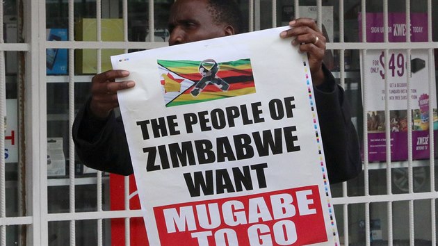 Tisce lid vyly do ulic zimbabwsk metropole Harare oslavit oekvan svren prezidenta Roberta Mugabeho. (18. listopadu 2017)