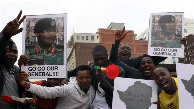Tisce lid vyly do ulic zimbabwsk metropole Harare oslavit oekvan svren prezidenta Roberta Mugabeho. (18. listopadu 2017)