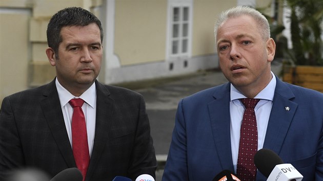 Mstopedsedov SSD Jan Hamek a Milan Chovanec v Lnech po schzce s prezidentem Miloem Zemanem. (13. listopadu 2017)
