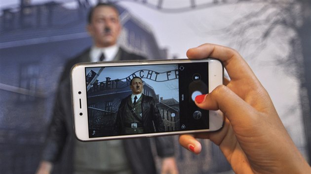 Lid se v indonskm muzeu fotili s figurnou Adolfa Hitlera. Muzeum ho odstranilo.