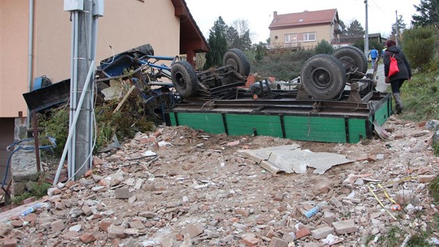 Traktorista nezvldl v Teticch na Brnnsku stroj pln naloen stavebn sut. Pi havrii zemel (16. listopadu 2017).