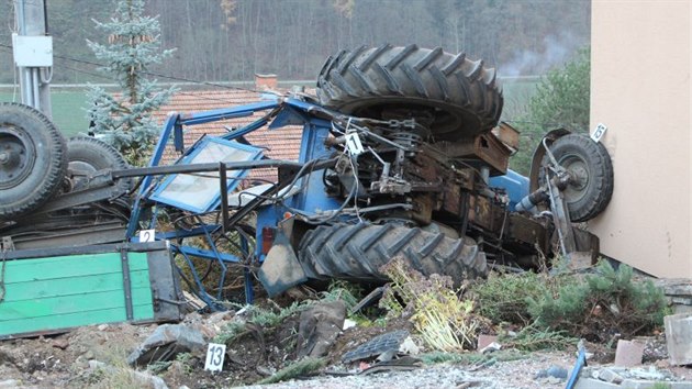 Traktorista nezvldl v Teticch na Brnnsku stroj pln naloen stavebn sut. Pi havrii zemel (16. listopadu 2017).