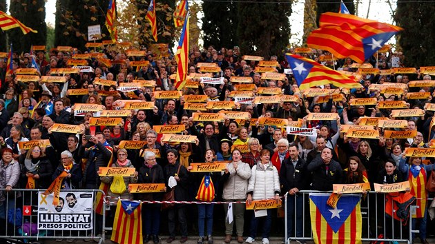 Statisce lid demonstruj v Barcelon za proputn osmi separatistickch katalnskch politik. (11. listopadu 2017)